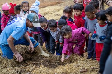 ALUNOS DA ESCOLA PINGO DE GENTE VIVENCIAM A ROTINA RURAL EM VISITA AO SÍTIO DO PIORRA E DA MARGARIDA